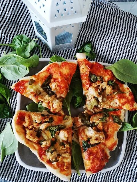 Domowa pizza na grubym cieście