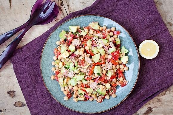 Sałatka z tuńczykiem ciecierzycą i avocado w pietruszkowym sosie