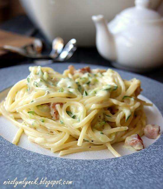 Spaghetti z cukinią i boczkiem w stylu carbonara