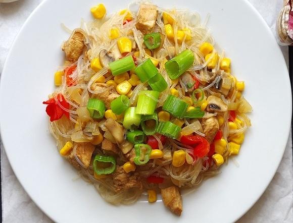 Makaron vermicelli z kurczakiem i pieczarkami