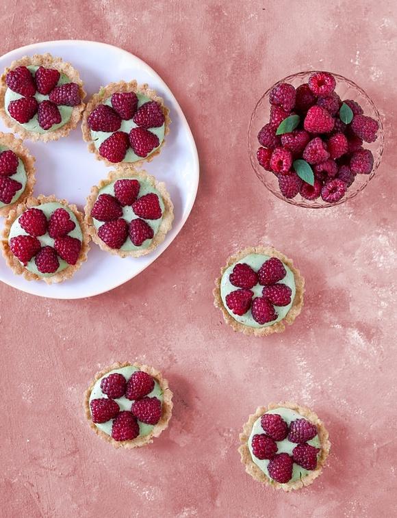 Bezglutenowe tartaletki matcha z malinami bez cukru