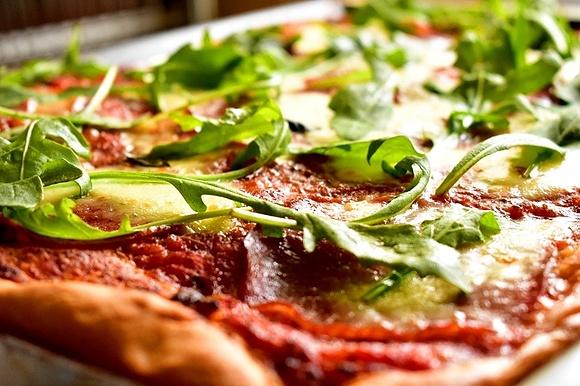 Pizza Margherita z salami i rukolą