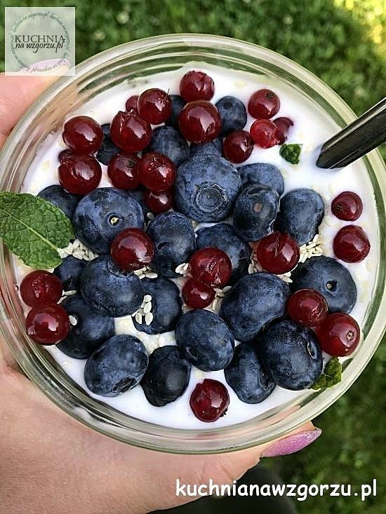 Jogurt z owocami na drugie śniadanie na diecie