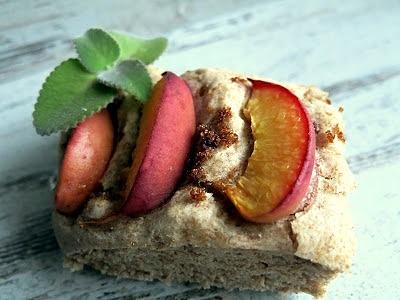 Pełnoziarnista focaccia słodka z brzoskwiniami