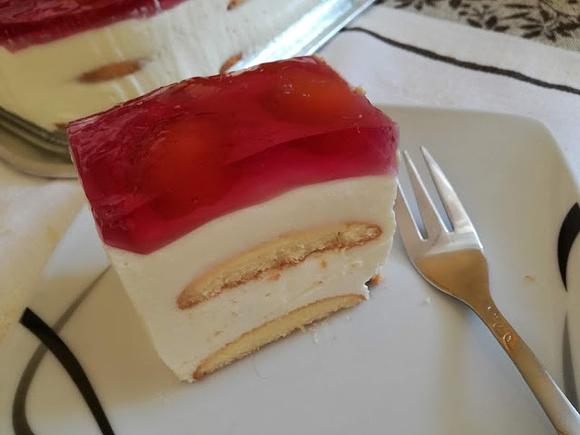 Sernik bez pieczenia z mirabelkami