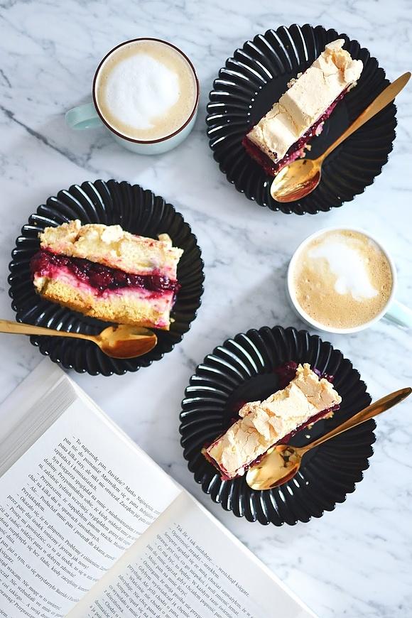 Tarta z frużeliną wiśniową, bezą i kremem budyniowym
