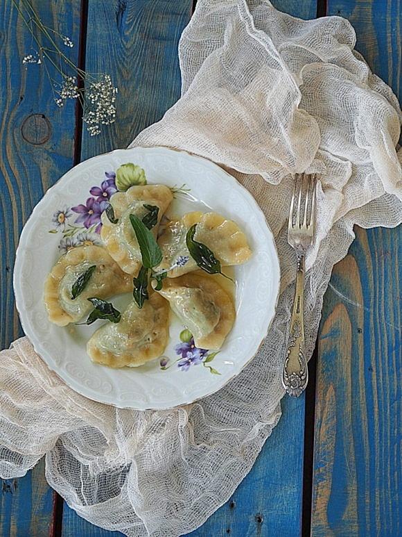 Pierogi z bobem, bekonem i szałwiowym masłem