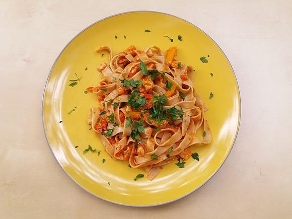 Kurczak potrójnie paprykowy z tagliatelle
