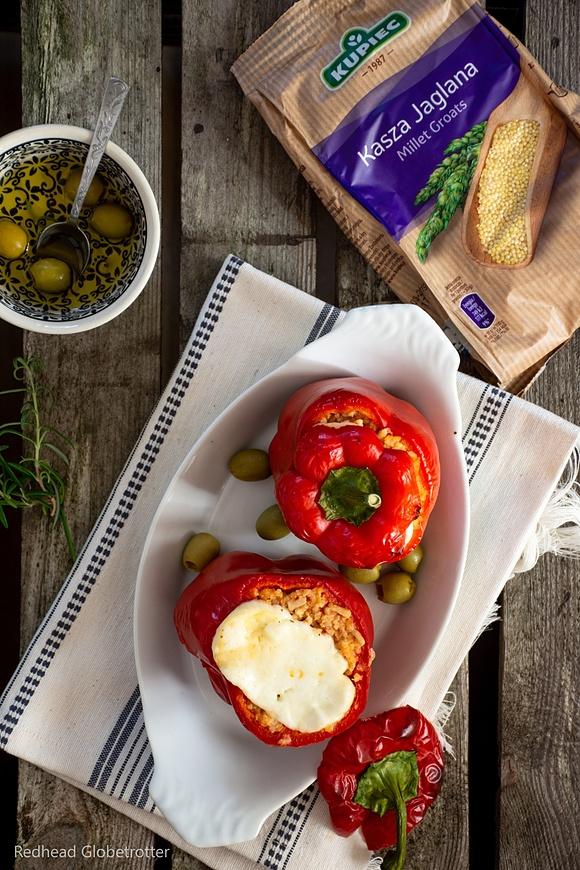 Papryki faszerowane kaszą jaglaną, mielonym indykiem i halloumi w stylu cypryjskim
