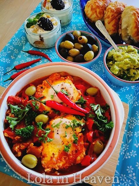 Sierpniowe menu śródziemnomorskie z sezonowymi owocami i ziołami