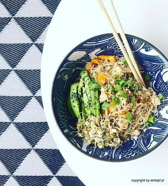 Makaron z tofu, marchewką, awokado i sezamem