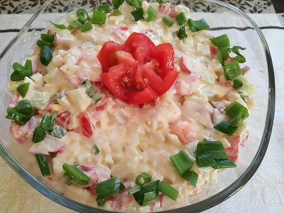 Misz masz i sałatkę z sezonowych warzyw i jajek