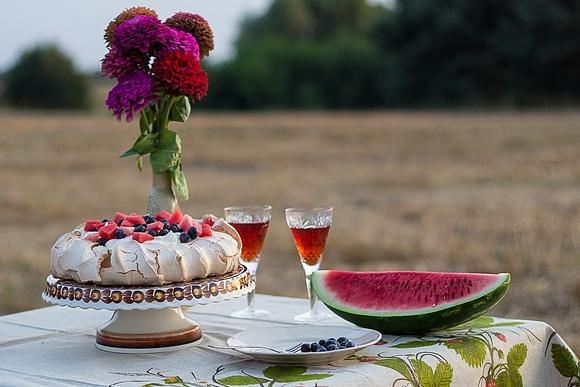 Pavlova z orzeźwiającymi owocami na upał