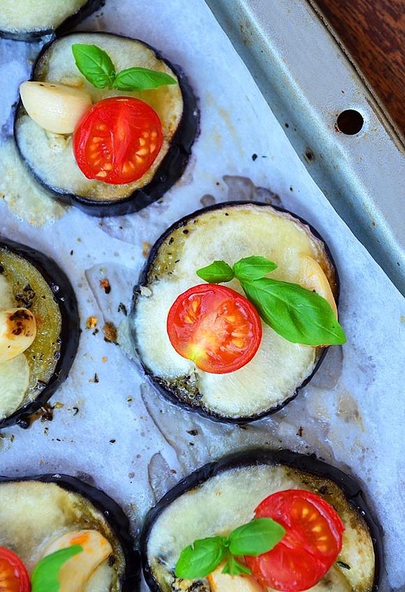 Mini pizze z bakłażana z mozzarellą i pomidorami