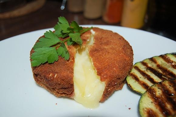 Smażony panierowany camembert