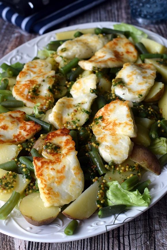 Sałatka z fasolką szparagową i serem halloumi