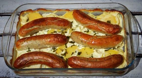 Pieczone białe kiełbaski z ziemniakami w sosie chrzanowym