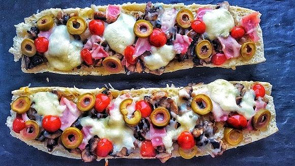 Zapiekanki z zielonymi oliwkami, pieczarkami i serem mozzarella