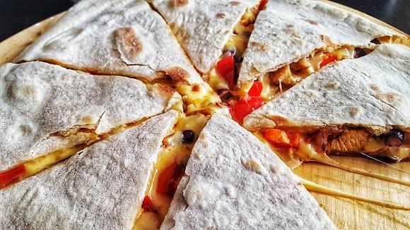 Quesadilla z kurczakiem, papryką i czerwoną fasolą