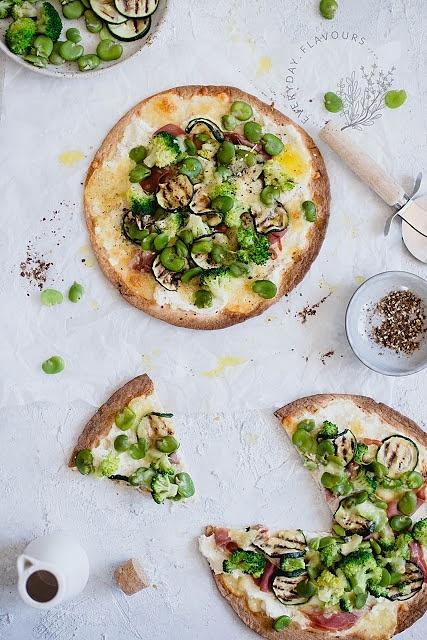 Ekspresowa pizza z ricottą, bobem, cukinią i szynką parmeńską