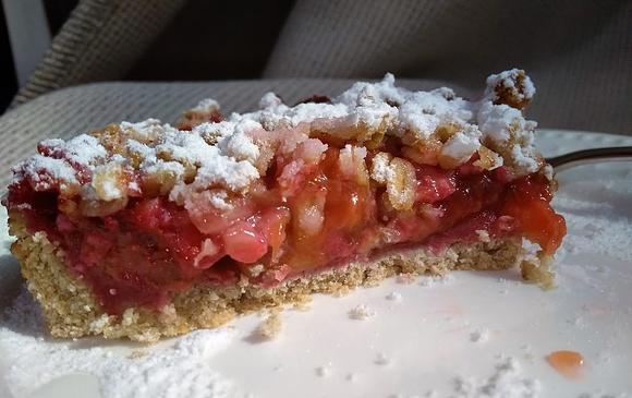Wegańska tarta śliwkowo-rabarbarowa bezglutenowa
