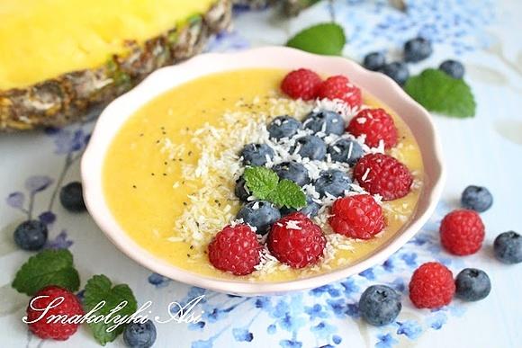 Ananasowe smoothie bowl