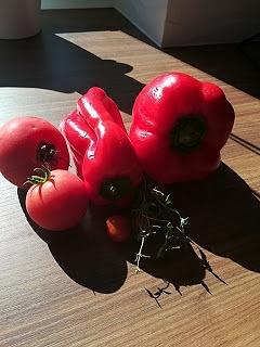 Kremowa zupa pomidorowo-paprykowa z makaronem