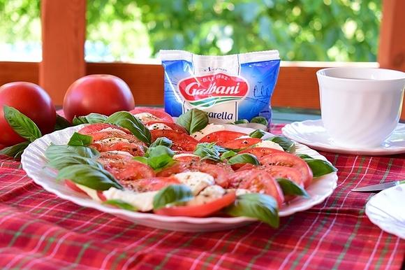 Sałatka Caprese z pomidorami, bazylią i mozzarellą