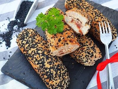 Roladki z mięsa mielonego nadziewane serkiem, pomidorami suszonymi i orzechami