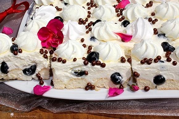 Ciasto z bezikami, cytrynowym kremem mascarpone i borówkami