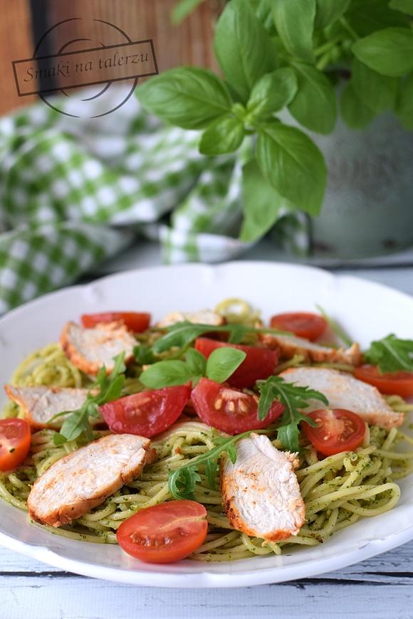 Makaron z pesto rukolowym, pomidorkami koktajlowymi i pieczonym kurczakiem