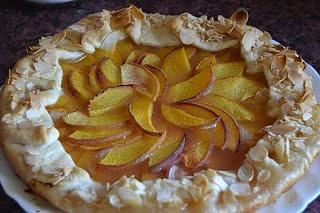 Tarta brzoskwiniowa z płatkami migdałowymi