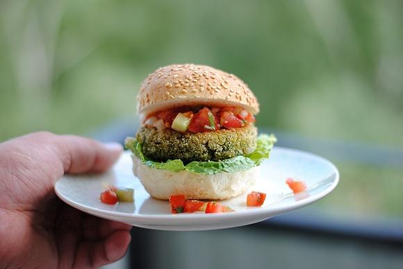 Mini burgery z bobu i kaszy jaglanej z salsą