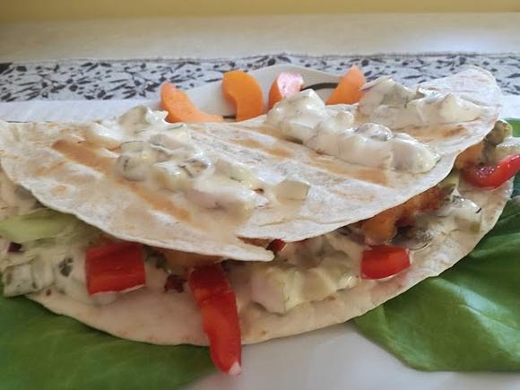 Quesadilla z nuggetsami rybnymi i sosem tatarskim
