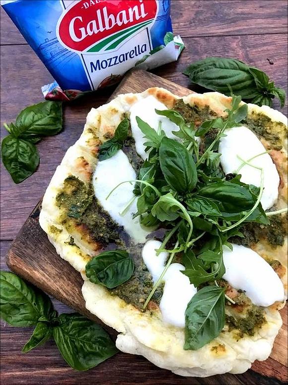 Grillowana pizza z mozzarellą pesto i rukolą