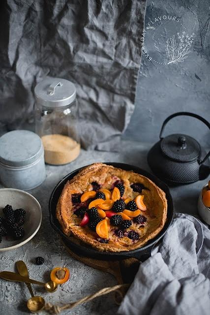 Cynamonowy dutch baby z morelami i jeżynami