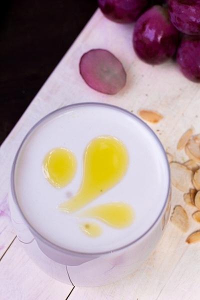 Ajo blanco - chłodna zupa z czosnkiem migdałami i winogronami