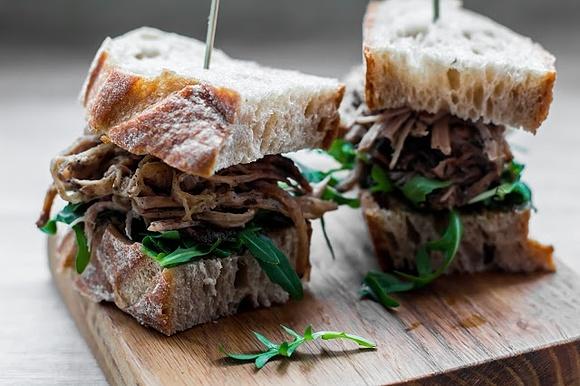 Kanapki z pulled pork i pastą z suszonych pomidorów i rukoli