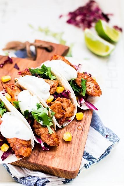 Tacos z kurczakiem, radicchio, kukurydzą konserwową i sosem limonkowo-kolendrowym