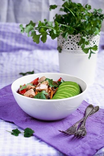 Soba z łososiem i warzywami w stir fry z awokado