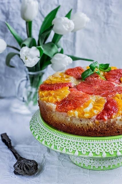Pomarańcze i grejpfruty z miodem i brązowym cukrem, odwracane