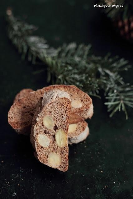 Mąka i przyprawa do piernika, pasta waniliowa i migdały, świąteczne biscotti