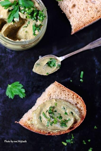 Bakłażan i awokado z czosnkiem i tahini na pastę do chleba