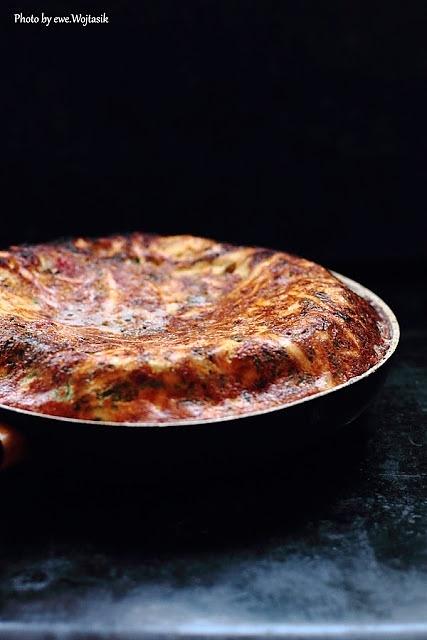 Biała kiełbasa i rolada ustrzycka z jajkami i jogurtem, frittata