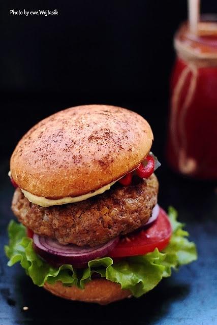 Wołowina z srirachą ketchupem habanero i majonezem na burgera