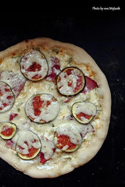 Pizza z figami, szynką i serami ricotta mozzarella na cienkim cieście