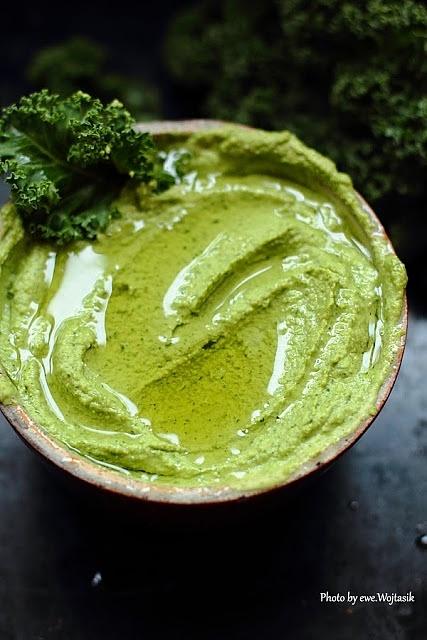Ciecierzyca z jarmużem, tahina i pieczonym czosnkiem – hummus