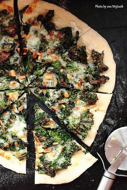 Pizza z jarmużem, pinoli, mozzarellą, pleśnią i ricottą
