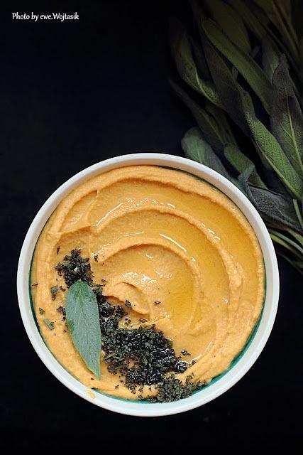 Hummus z dynią i ciecierzycą z szałwią i tahiną