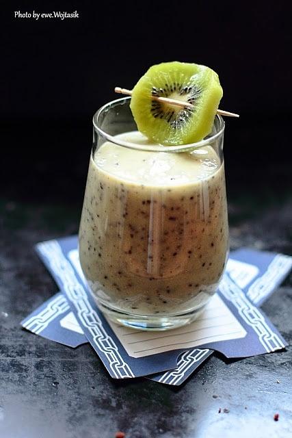 Koktajl z banana, kiwi, chia, sezamu, zarodków pszennych i ostropestu